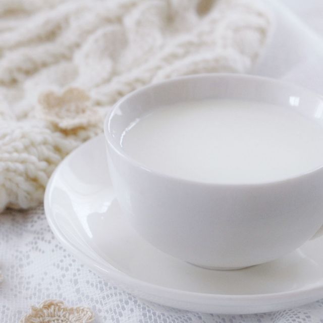 健康と美容にうれしい、
スタッフおすすめドリンクのお話し

寒くて乾燥しているこの季節に
ぴったりの、温かい
”ハニーホットミルク”を
おすすめします！

ハニーホットミルクの効能は、
”風邪予防・腸内環境・スキンケア・咳・のどの痛み・口腔ケア”です。

健康と美容にとってたくさんの
効果が期待できるだけでなく、
身体を温めてリラックス効果も◎

さらに、乳製品に含まれる
「トリプトファン」により
眠気を誘うホルモンをつくり出す
ので睡眠の質も上げてくれます。

1日の始まりに飲むと、
エネルギー補給、代謝促進、
消化機能の改善！

1日の終わりに飲むと、
質の良い睡眠を促進、
夜間のエネルギー供給、
脂肪燃焼の促進！

でも、おすすめする1番の理由は、
おいしいからかな・・・

⭐︎ おすすめ簡単レシピ ⭐︎
ホットミルク200mlに大さじ１の
ハニーだけ！
（あればバニラエッセンス数滴）

私は色々なハチミツ探しも、
楽しんでます。

ぜひお試しくださいね。

#美容
#ホットミルクが好き 
#健康 
#ハチミツ
#リラックスタイム