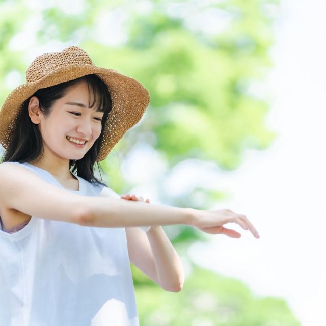 皆様こんにちは
今日は汗と美容についてのお話です。

汗は、つい敬遠されがちな存在。
でも実は、私たちの
美しさを静に支えてくれているんです。

体が汗をかくのは、
体温を調節するためだけでなく、
老廃物や余分な皮脂を外に押し出し、
肌のリセットが行われているのです。
運動や入浴などでかく「良い汗」は、
サラサラとして無臭。
毛穴の奥までじんわり温まり、
肌をやわらかく保ち、
内側から透明感を引き出す役割も
果たしてくれています。

また、汗には天然の保湿成分も
含まれており、肌の
うるおいを守ってくれています。
もちろん、汗をかいた後の
優しいケアは忘れてはいけませんね。
タオルでそっと押さえ、
水分をしっかり補うことが、
美しさを保つ鍵となります。

そして、汗をかくことで
心も軽くなりますよね。

ストレスがすっと流れ、
気持ちが穏やかになる… 
それはまるで、心の美容液。

つい敬遠されがちな汗ですが、
汗をかく意味や効果に向き合えたとき、
美しさは、もっと自然に、
もっと深く育っていくのかもしれません。

梅雨なのに強い日差しが
降り注ぐ毎日が続いておりますが、
日焼け対策と水分をしっかりと摂り
上手に汗と付き合って参りましょう。