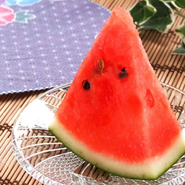 みなさんこんにちは。

今回は夏の美容食のお話。

夏の美容食は
体にうれしいだけでなく
「へえ〜！」と思えるような
面白いお話も、
いくつかご紹介しますね。

まずは、夏の果物”スイカ”

スイカには「リコピン」という
抗酸化作用の強い成分が
豊富に含まれています。
このリコピン、実は
紫外線によるダメージから肌を守る
働きがあるんです。
しかもスイカに含まれるリコピンは、
トマトよりも吸収率が
高いと言われていて、夏にぴったり。

スイカを食べることで
体の内側から“日焼け止め”の
役割をしてくれるなんて、
ちょっとした美肌マジック！

次に、「酵素」がシミ予防に
なると言われている”きゅうり”

きゅうりは90％以上が
水分ですが、「アスコルビナーゼ」
という酵素も含まれています。
この酵素、なんと
ビタミンCを壊してしまう
という性質が…。

ですが、レモンや酢などの
酸性のものと一緒に摂ると
酵素が働かなくなり、
ビタミンCを守れる
ようになるんです！

同じ食材でも、
組み合わせ方次第で
美容効果がガラリと
変わるなんて、
ちょっとした科学実験みたいですね。

最後に暑い”緑茶”

夏に汗をかくのはイヤ…
という方も多いですが、
緑茶に含まれるカテキンには
「抗菌作用」があり、
汗のニオイを抑える効果があると
言われています。
さらに、皮脂の酸化も抑えるので、
ニキビ予防にも
ひと役買ってくれるんです。

暑い日に熱い緑茶を飲む
日本の習慣、実はちゃんと
理にかなっている美容法なんです。

せっかく水分補給するなら、
おいしく、美容に良い水分補給を
しましょう！