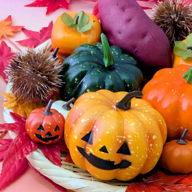 皆様こんにちは。
10月、美を育てる
“秋の実り”のお話。

空気が少しずつ乾いてくるこの季節。
肌や髪に必要なのは、
潤いと巡りを整えることです。

そこで、
秋の美容食材のご紹介。

”さつまいも”
 優しい甘さで心も肌も満たす。
加熱しても壊れにくい
ビタミンCが、ハリと
透明感を支えます。

”くるみ”
 内側から潤すオメガ3。
乾燥対策にも、エイジングケアにも。
きのこ — ビタミンB群が
代謝を整え、くすみ知らずの肌へ。

”りんご ” 
ポリフェノールで酸化を防ぎ、
腸からキレイを育てる。

”かぼちゃ ”
 βカロテンでツヤ肌に。
秋の黄色は、美のサイン。

美味しい実りが嬉しい
秋の旬をいただくことは、
自然と調和すること。

食べるたび、
身体が整っていくのを
感じてくださいね。

#10月の美容食 
#秋の美習慣 
#食べてキレイに 
#季節の美しさを楽しむ