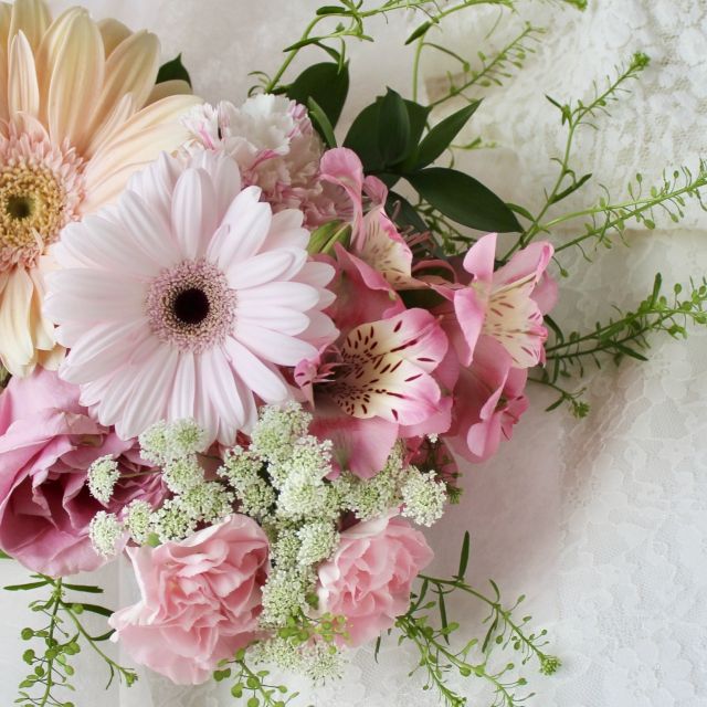 皆様こんにちは
11月のお花のお話です。

11月になると、
街の色がふっと
深呼吸したみたいに
落ち着きますよね。

そんな季節に咲く
 11月のお花たち、
実はみんな性格がちょっと
個性的で可愛いです。

まずは、

”菊”
「長寿」のシンボルですが、
美容でいうと
“疲れを整えるお姉さん”
みたいな存在。
香りをかぐとなんか
スッとするのは
魔法のようです。

次のお花は

”ガーベラ”
色が元気すぎて、
11月の曇り空でも
元気を与えてくれるお花。
“前向き”という花言葉、
わかりやすいですね。

そして、

”シクラメン”
寒い季節のお花なのに
とても華やか。
冬の始まりに
可愛い姿を見せてくれます。

11月は“静けさの中に
小さな彩り”がある月。
ふと道端で見つけたお花、
ちょっとだけ立ち止まって
みると心まで
あったまりますね。