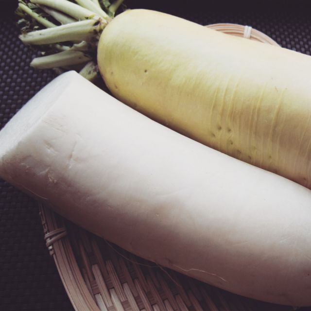 みなさんこんにちは
1月は、寒さと乾燥が続き、
肌の血色やハリが
落ちやすい季節。
そんな時こそ
”内側からうるおす美容食”を
意識したいですね。

1月の食材のお話をどうぞ。

まずは
“大根”
冬の定番野菜ですが、
実は美容の味方。
消化を助けてくれるので、
食べ過ぎやむくみが
気になる時にも◎。
スープや煮物で、
体にやさしく取り入れて。

そして、
冬の美容たんぱく質
“鮭”
“食べる美容液”とも呼ばれるほど、
アスタキサンチンが豊富。
乾燥や外気ダメージから肌を守り、
1月のゆらぎ肌を
サポートしてくれます。

そして、最後は
“ごぼう”
冬の美肌は、
巡りとデトックスが鍵。
食物繊維が腸内環境を整え、
肌トラブルの
起きにくい土台づくりに。

寒い日が続く1月。
毎日の食事で、
無理なく、きれいを
育てていきましょう。