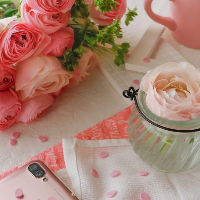 みなさんこんにちは
1月は、寒さの中で
空気が澄み、
花の色や香りを
より深く感じられる季節。
そんな時こそ
“心を整える花のある暮らし”
を取り入れてみませんか。

1月のお花のお話をどうぞ。

まずは
“チューリップ”
春を待つ今の時期だからこそ、
やわらかな色合いが
心をほどいてくれます。
つぼみからゆっくり開いていく姿は、
日々の変化を楽しむ
癒しの存在。

そして、
冬の気品ある花
“ラナンキュラス”
幾重にも重なる花びらが、
1月の静かな空気に
華やかさを添えてくれます。
空間に置くだけで、
気持ちまでふわっと明るく。

そして、最後は
“スイートピー”
やさしい香りと軽やかな花姿が、
冬の終わりと
春の気配を運んでくれるお花。
寒い季節の中でも、
前向きな気持ちを
そっと引き出してくれます。

外の寒さとは裏腹に、
お花が持つ癒しの力で、
心の中はゆっくりと
整えていきたいですね。

お気に入りの花を一輪飾るだけでも、
部屋の空気や気分は自然とやわらぎます。
忙しい毎日の中に、
花と過ごす小さな時間はいかがでしょうか。

花のある暮らしが、
新しい一年の始まりを
やさしく支えてくれますように。