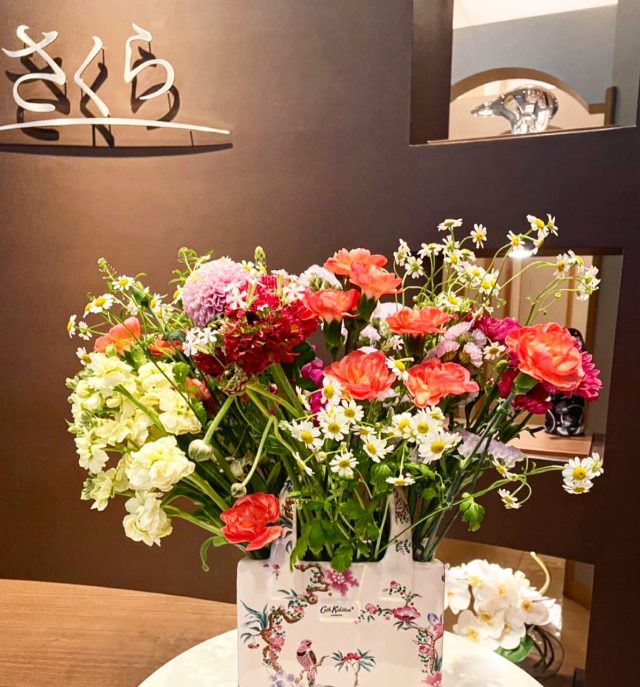 本日はスタッフの誕生日
お花を飾りました！