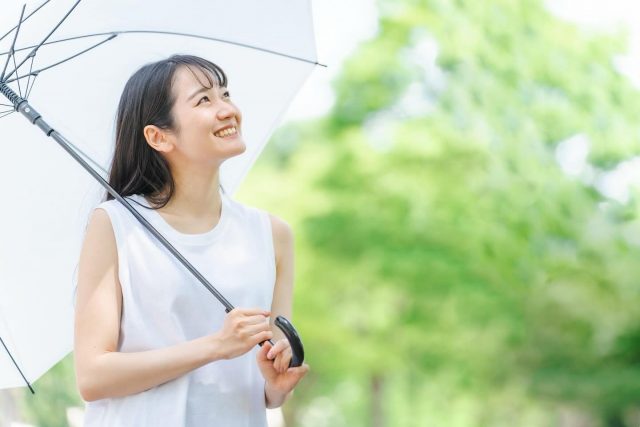 みなさんこんにちは

梅雨時の美容のお話。

ジメジメした梅雨時は、
お肌や髪の悩みが
増える季節ですよね。

・なんだか肌がベタつく
・メイクが崩れやすい
・髪が広がる
・体が重だるい
などなど・・・

そんな時こそ
「保湿」が大切です。

湿度が高いと
潤っているように
感じますが、
エアコンや紫外線の
影響でお肌の内側は
意外と乾燥しがちなんです。

しっかり水分補給をして、
乳液やクリームで
うるおいを
閉じ込めましょう。

また、ぬるめの
お風呂にゆっくり
浸かることで、
巡りを整え、
むくみ対策も◎

梅雨の不調を
味方につけて、
しっとりツヤ肌を
目指しましょう。