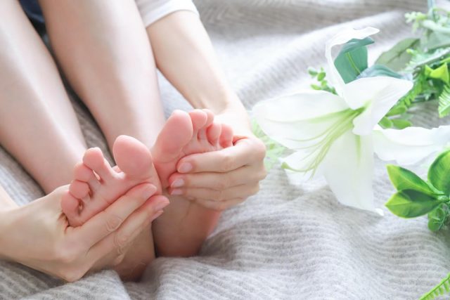 みなさんこんにちは

今日は、自分でできる
血流血流改善習慣のお話

血流は、滞ると、
冷えやむくみ、肩こり、
くすみなど
美容や健康にも
影響が出やすくなります。
毎日のちょっとした習慣で、
巡りのよい体を
目指しましょう！

まずは、

”ウォーキング”

1日20〜30分の
ウォーキングは、
全身の血行を促進。
梅雨の時期は
室内でのストレッチや
足踏み運動でも◎

そして、

”おふろ”

38〜40℃の
お湯に10〜15分ほど
浸かることで、
体が温まり血流アップ
リラックス効果も！

”ストレッチ”

足首を回す・
ふくらはぎを動かす
ふくらはぎは
「第二の心臓」。
足首回しやかかとの
上げ下げをすることで
下半身の巡りを改善

そして、

”食事”

血流をサポートする
食材を取り入れましょう。

・しょうが
・青魚
・トマト
・玉ねぎ
・ナッツ類

毎日の食事からも
巡りを意識してみましょう！

どれも、聞いたことのある
内容かと思いますが、

少しづつでも
続けることで
巡り美人習慣を
楽しんでくださいね。