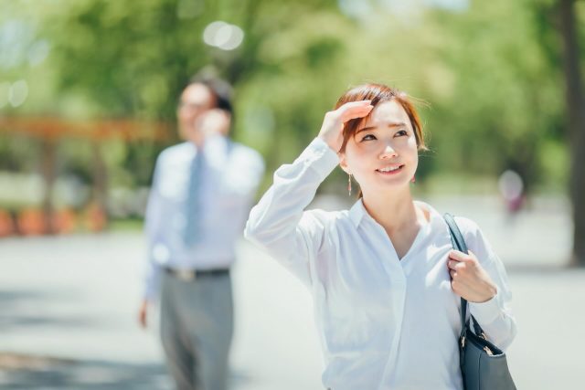 みなさんこんにちは。

暑い日の通勤は、
家を出た瞬間から
身体に負担がかかりますよね。

朝から消耗しないための
夏習慣のお話。

こまめに水分をとったり
首元を冷やして
体温の上昇を抑えるなど
基本的な対策に加えて、

おすすめなのが
少しだけ早く家をでる！
そして、時間に余裕を持って
歩く時に無理に急がず、
少しだけペースを落とす

さらに、意外と大切なのが・・・

「涼しい場所で一度、深呼吸すること」

この人呼吸が心身ともに
とてもクールダウンします。

暑さで乱れやすい呼吸を
ゆっくり整えるだけでも、
気持ちがふっと軽くなります。
酷暑の夏は、頑張りすぎない
ことも美容習慣。

今日も、自分の身体に少しやさしく。